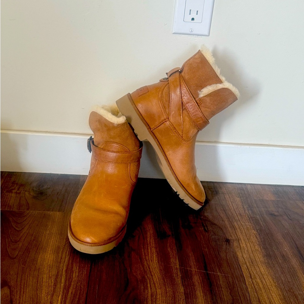 Ugg Romely bucket boot